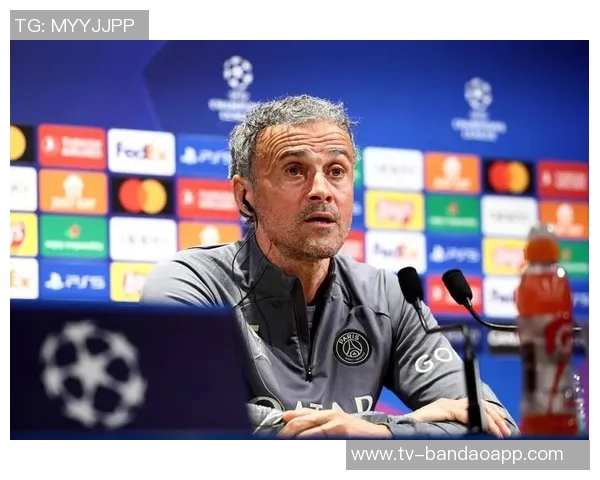 恩里克执教巴黎迎来百场胜利俱乐部官方海报热烈祝贺