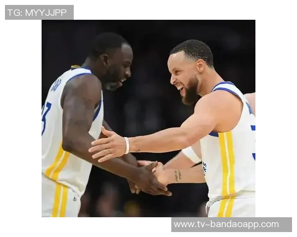 勇士战胜对手合砍33分库里与格林击掌瞬间成为海报焦点